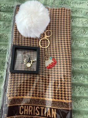 Fashion  🧣Scarf- Bag Charm & Brooch